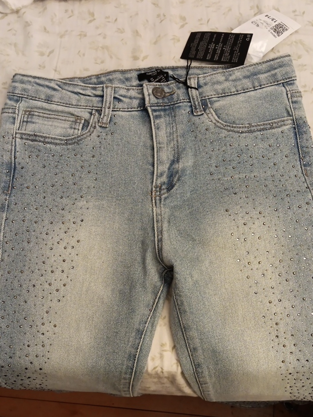 NWT Girls Forever 21  Light Wash Jeans Size 13/14 W/Rhinestones Down Both Legs